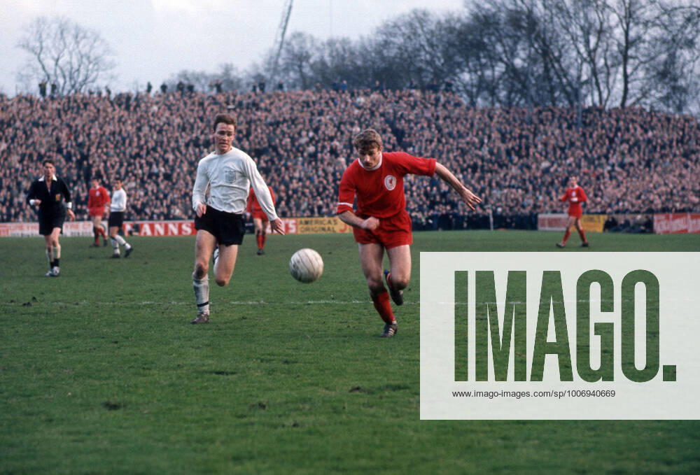 Fulham gegen Liverpool 25. Februar 1967, London Football League Division One Fulham gegen Liverpool John Dempsey von Fulham jagt den Ball mit Liverpools Stürmer Roger Hunt Foto Gerry Cranham Abseits London UK