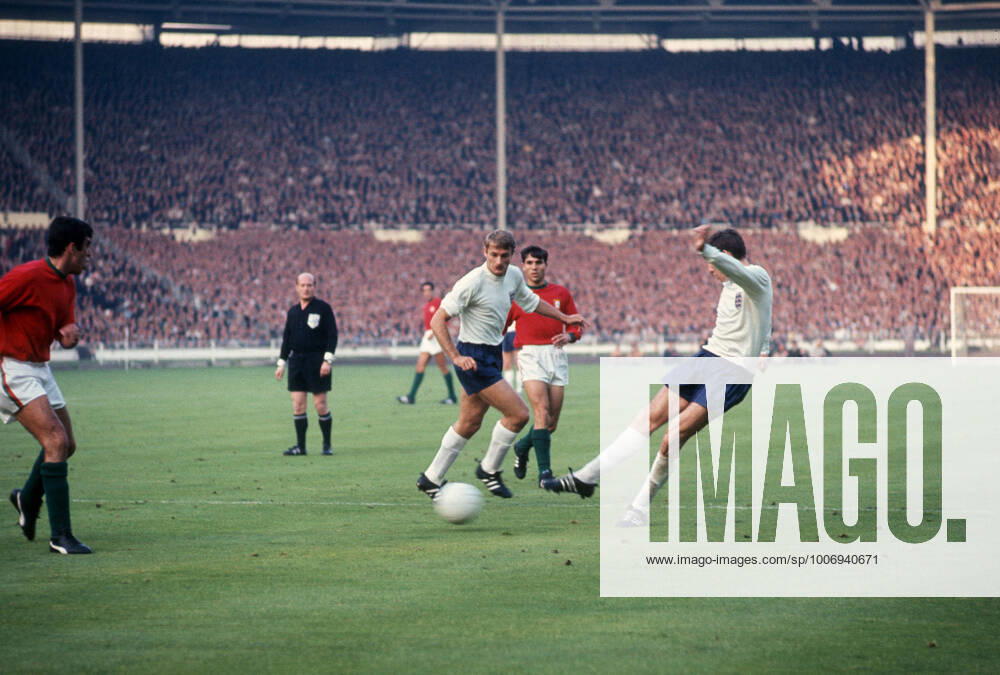 England gegen Portugal 26. Juli 1966, London Fußball-Weltmeisterschaft 1966 England gegen Portugal Roger Hunt (England) beobachtet den Pass von Martin Peters Foto Gerry Cranham Abseits London UK