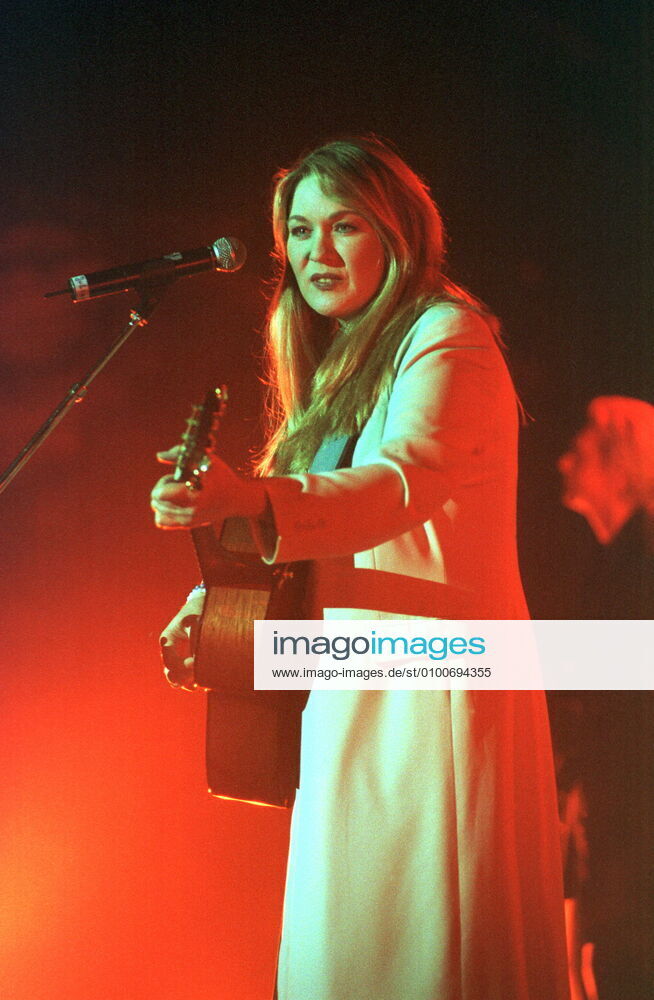 27 Concert Juliane Werding in Berlin Friedrichstadtpalast , German singer and guitarist, guitar, g, voc, German Schlager, pop, music, sings, Berlin Germany, Germany