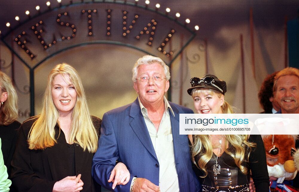 71 Portrait Dieter Thomas Heck with the singers Juliane Werding li and Lady Lily re at the ZDF Summer Hit Festival , presenter, TV presenter, speaker, singers, actors, TV, television, Berlin Germany, Germany