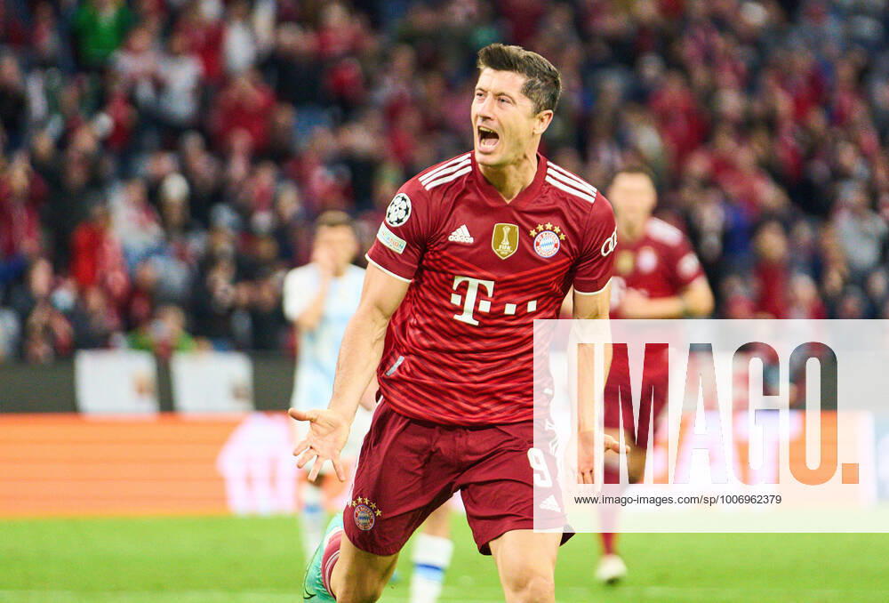 Robert LEWANDOWSKI, FCB 9 scores, shoots goal , Tor, Treffer, 1-0, 11m, celebrates his goal, happy, laugh, celebration, in the match FC BAYERN MUENCHEN - FC DYNAMO KIEW (Kyiv) of football UEFA Champions League group stage in season 2021 2022 in Munich, September 29, 20201.