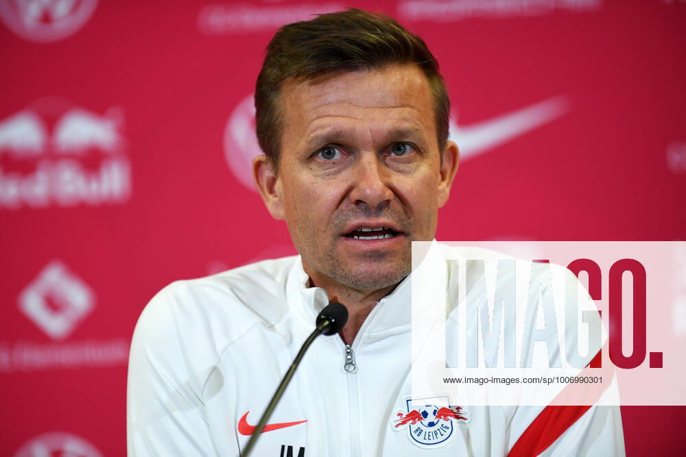 Fußball Bundesliga Saison 2021 2022, 7 Spieltag, PK RB Leipzig ahead of Leipzig vs Bochum 01 10 2021 Jesse Marsch coach RB Leipzig speaks at the press conference of RB Leipzig ahead of the Bundesliga match against Bochum 01 10 2021 Leipzig Saxony Germany Red Bull training ground at Cottaweg.