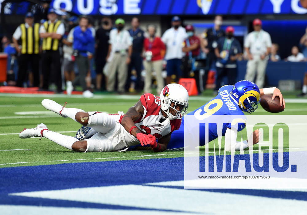INGLEWOOD, CA - OCTOBER 03: Los Angeles Rams Quarterback Matthew Stafford (9) reaches for the end zone at the end of a run on third down, but comes up short late in the fourth quarter during an NFL, American Football Herren, USA game between the Arizona Cardinals and the Los Angeles Rams on October 03, 2021, at SoFi Stadium in Inglewood, CA. (Photo by Chris Williams Icon Sportswire) NFL: OCT 03 Cardinals at Rams Icon0072110032733