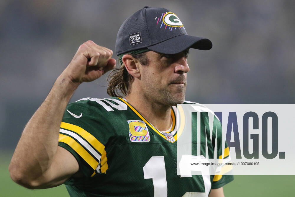 GREEN BAY, WI - OCTOBER 03: Green Bay Packers quarterback Aaron Rodgers (12) acknowledges the crowd during a game between the Green Bay Packers and the Pittsburgh Steelers at Lambeau Field on October 3, 2021 in Green Bay, WI. (Photo by Larry Radloff Icon Sportswire) NFL, American Football Herren, USA OCT 03 Steelers at Packers Icon2110035019