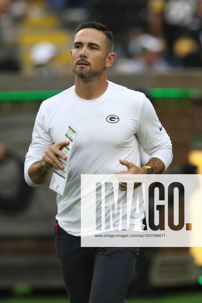 GREEN BAY, WI - OCTOBER 03: Green Bay Packers head coach Matt LaFleur runs onto the field during a game between the Green Bay Packers and the Pittsburgh Steelers at Lambeau Field on October 3, 2021 in Green Bay, WI. (Photo by Larry Radloff Icon Sportswire) NFL, American Football Herren, USA OCT 03 Steelers at Packers Icon2110030964