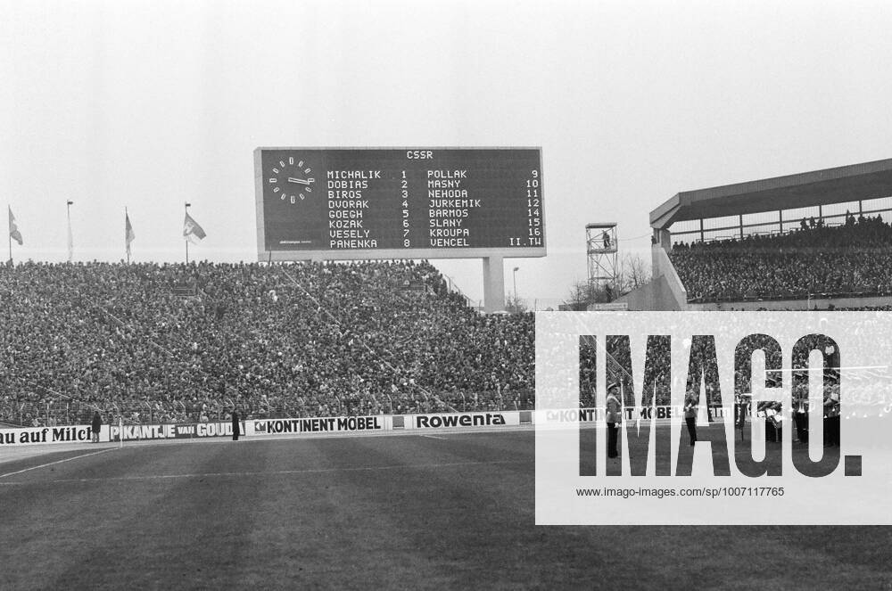 17 11 76 Germany Czechoslovakia Germany, Hannover, 17 1 1977, FIFA, international match, DFB Germany Czechoslovakia 2 0 scoreboard Niedersachsen Stadion overview