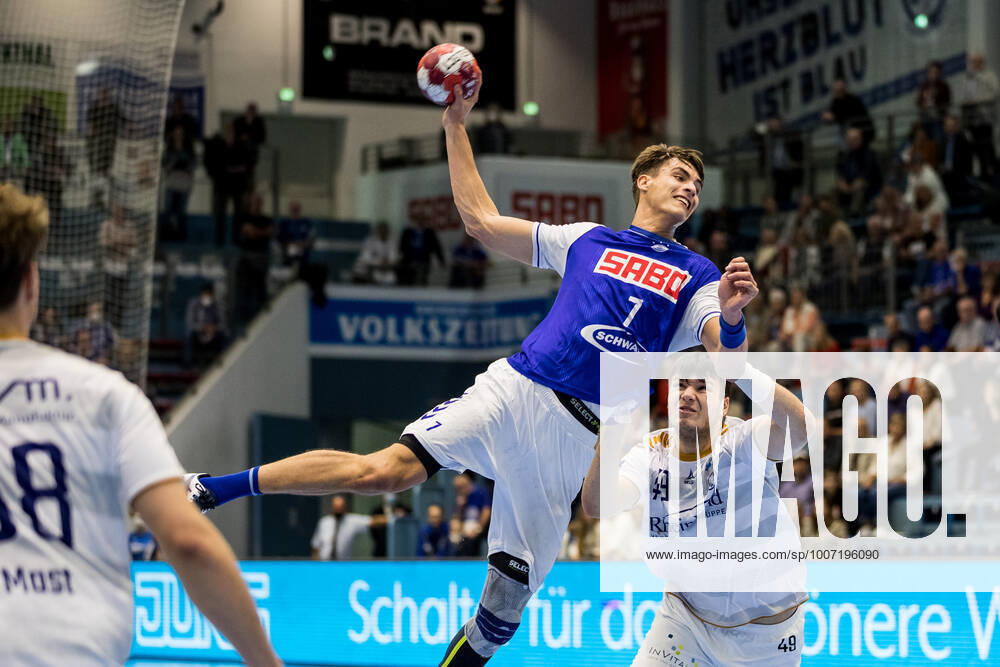 2 Handball Bundesliga VfL Gummersbach TSV Bayer Dormagen 10 10 2021 Julian Koester 7, VfL Gummersbach , Aron Seesing 49, TSV Bayer Dormagen 2 Handball Bundesliga VfL Gummersbach TSV Bayer Dormagen Gummersbach, Schwalbe arena 10 10 2021