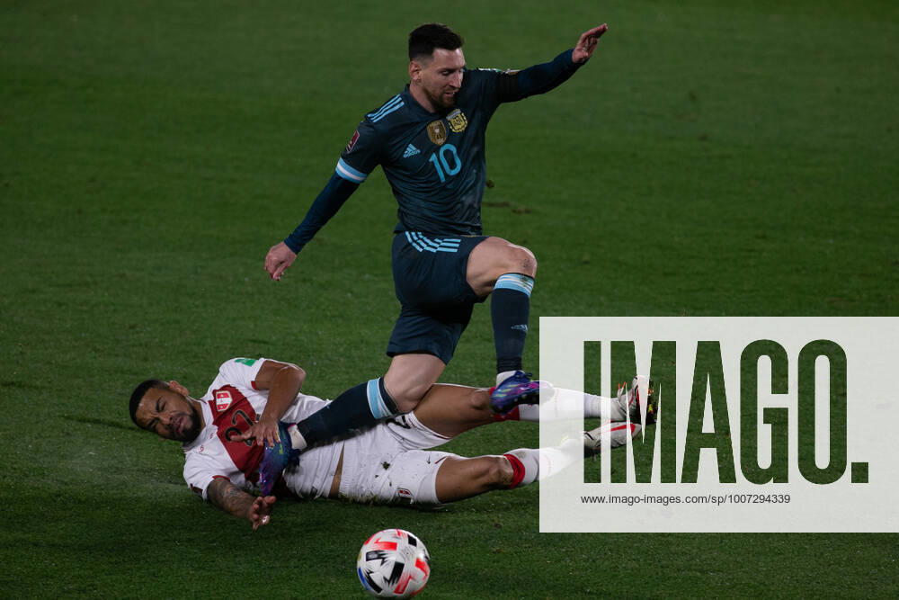 BUENOS AIRES, ARGENTINA - OCTOBER 14: Argentina forward 10 Lionel Messi and Peru defender 22 Alexander Callens battles for the ball during a match between Argentina and Peru as part of South American Qualifiers for Qatar 2022 at Monumental de NuoÂ±ez Stadium on October 14, 2021 in Buenos Aires, Argentina. Buenos Aires Argentina - ZUMAp175 20211014_zsa_p175_005