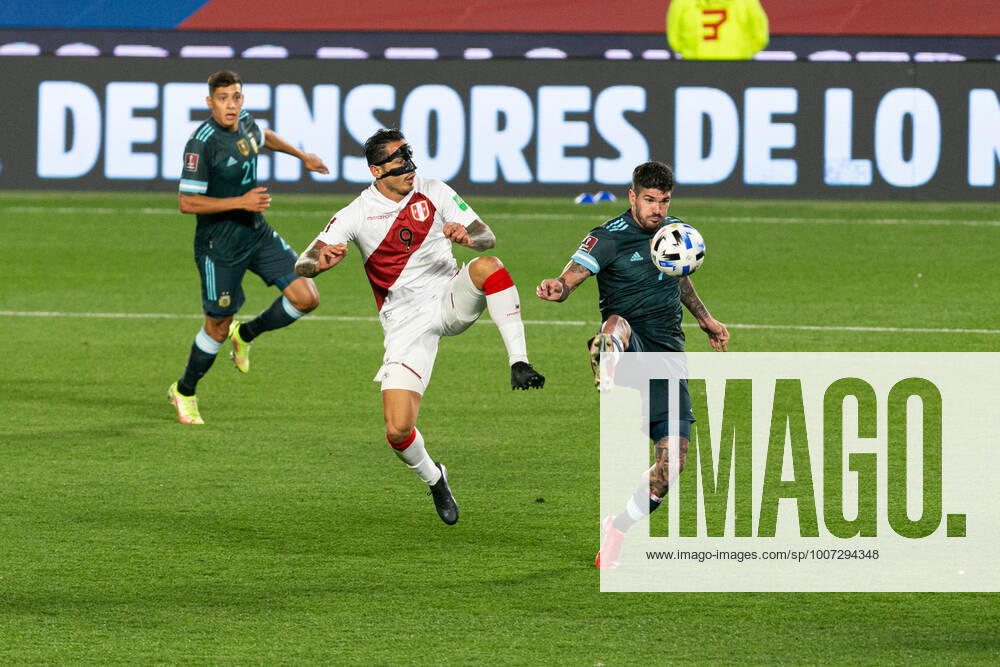 BUENOS AIRES, ARGENTINA - OCTOBER 14: Argentine midfielder 7 Rodrigo De Paul and Peru striker 9 Gianluca Lapadula battle for the ball during a match between Argentina and Peru as part of South American Qualifiers for Qatar 2022 at Monumental de NuoÂ±ez Stadium on October 14, 2021 in Buenos Aires, Argentina. Buenos Aires Argentina - ZUMAp175 20211014_zsa_p175_013