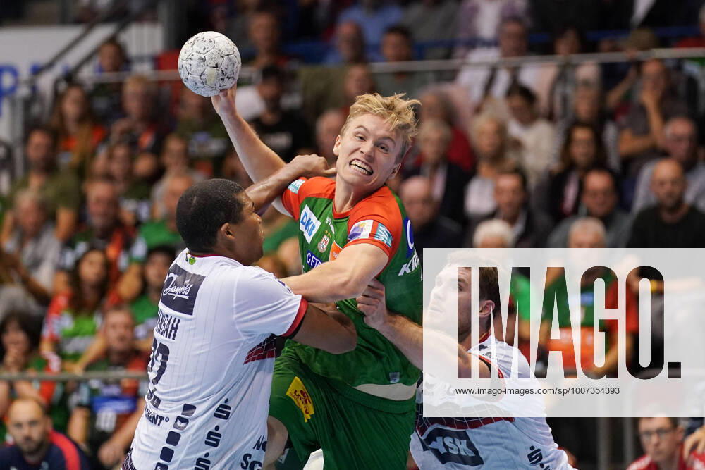 GER, Handball Maenner, 1 Bundesliga, 2021 2022, 7 Spieltag, SC Magdeburg SG Flensburg Handewitt, 17 10 2021, vl Mads Mensah Larsen Flensburg, 22 , Gisli Thorgeir Kristjansson SCM, 10 , Johannes Golla flensburg, 4 GER, Handball Maenner, 1 Bundesliga, 2021 2022, 7 Spieltag, SC Magdeburg SG Flensburg Handewitt, 17 10 2021,