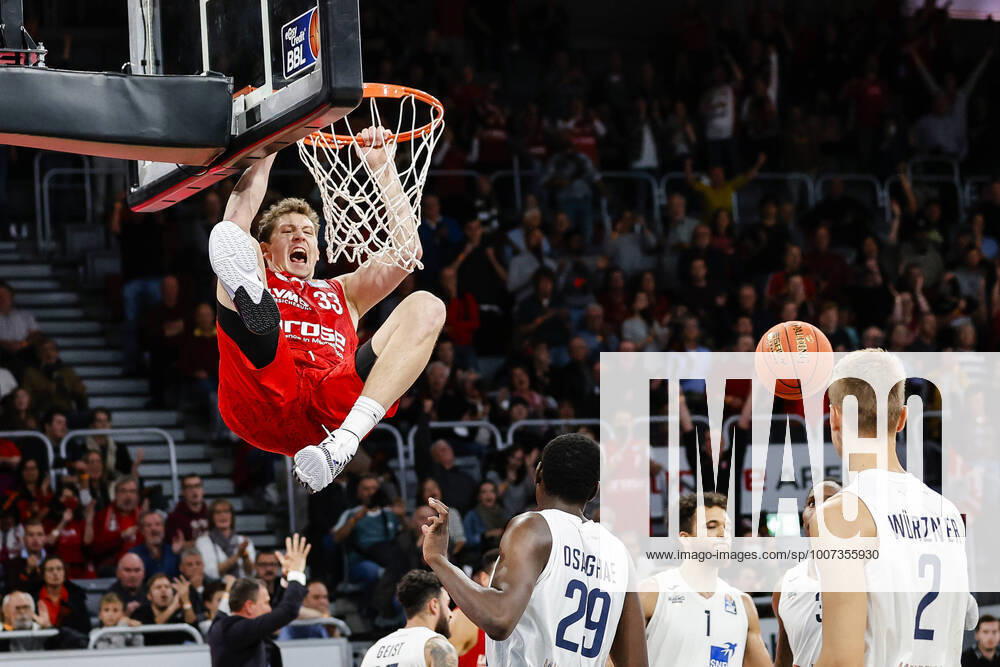Dunking Patrick Heckmann Brose Bamberg, 33 to 68 63 Brose Bamberg MLP Academics Heidelberg easyCredit BBL Basketball Bundesliga Saison 2021 22 Spieltag 4, 17 10 2021 Bamberg, Brose Arena
