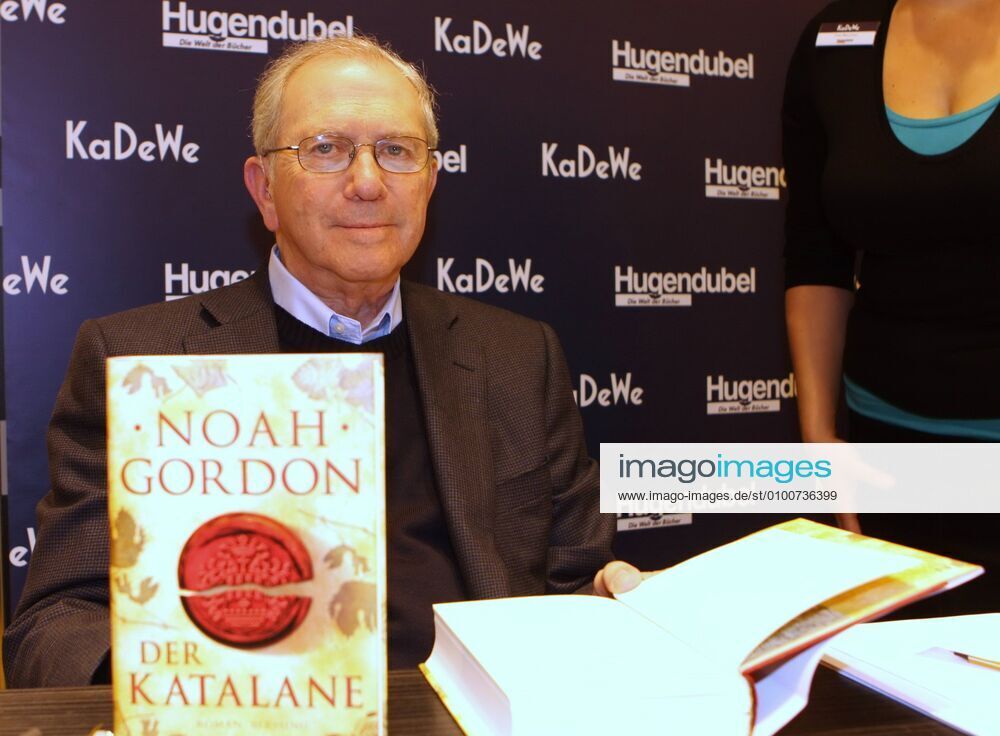 77 Noah Gordon gives autographs in his new book Der Katalane im KaDeWe, Signature, Author, Literature, Portrait, Berlin Germany, Germany