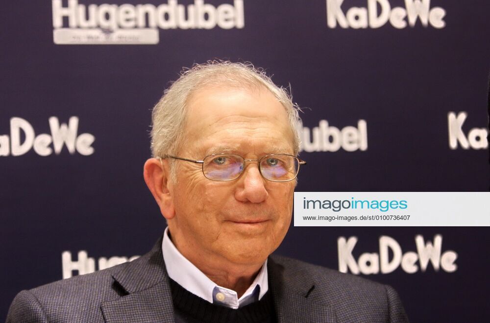 77 Noah Gordon gives autographs in his new book Der Katalane im KaDeWe, Signature, Author, Literature, Portrait, Portrait, Berlin Germany, Germany