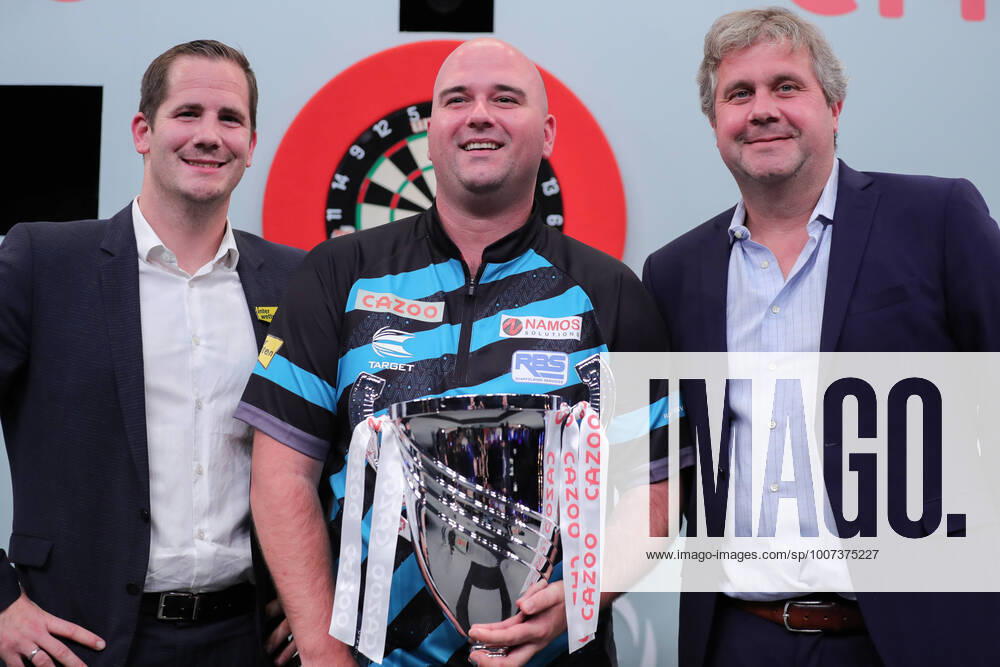KW41 DARTS - PDC European Championship, EM, Europameisterschaft 2021 SALZBURG,AUSTRIA,17.OCT.21 - DARTS - PDC European Championship. Image shows Alexander Saam (Interwetten), Rob Cross (ENG) and Werner von Molke (PDC). keywords: trophy. GEPAxpictures Geieregger