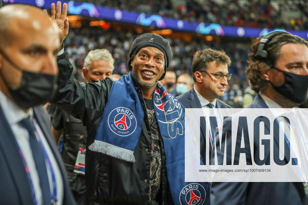 Lap of Honour Ronaldinho Gaucho, FRA, Paris Saint Germain PSG vs RB Leipzig, UEFA Champions League Group A, Group Stage, Matchday 3, Season 2021 2022, 19 10 2021, DFB DFL regulations prohibit any use of photographs as image sequences and or quasi video , FRA, Paris Saint Germain PSG vs RB Leipzig, UEFA Champions League Group A, Group Stage, Matchday 3, Season 2021 2022, 19 10 2021 Paris