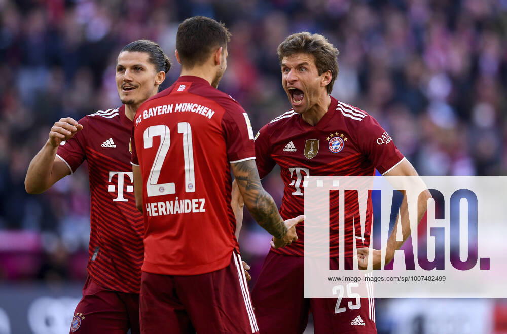 Football 1 Bundesliga Season 2021 2022 9 Matchday FC Bayern Muenchen TSG 1899 Hoffenheim 23 10 2021 Cheering after the goal to 2 0 with Marcel Sabitzer left, FC Bayern Muenchen Lucas Hernandez FC Bayern Muenchen and Thomas Mueller right, FC Bayern Muenchen