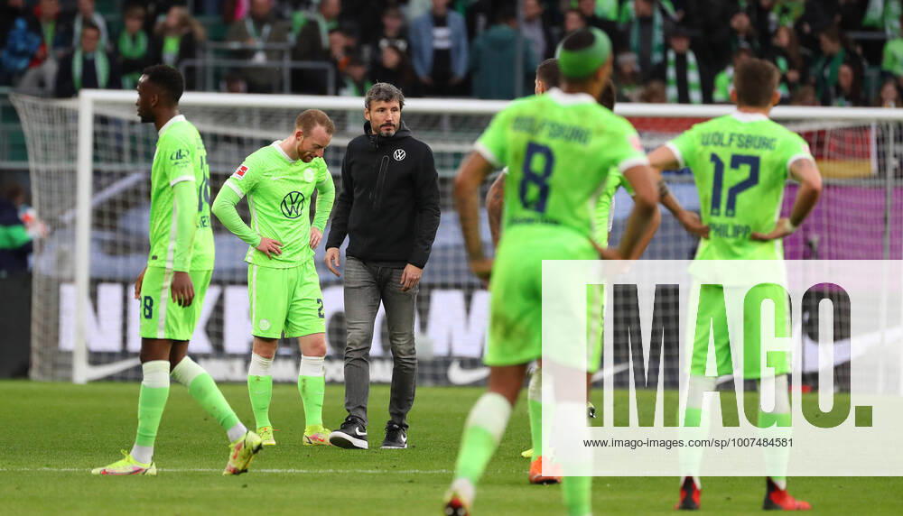VfL vs Freiburg, 1 BL Wolfsburg, 23 10 2021, FOOTBALL VfL Wolfsburg vs SC Freiburg, 1 BL, season 2021 22, VW Arena picture shows end of game, head coach Mark van Bommel VfL Wolfsburg Wolfsburg.