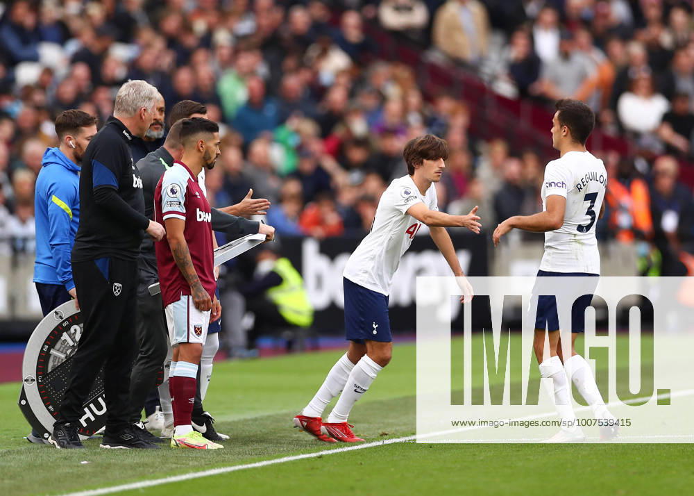 London, England, 24th October 2021. Bryan Gil of Tottenham is substituted on for Sergio Reguilon of Tottenham during the Premier League match at the London Stadium, London. Picture credit should read: Jacques Feeney Sportimage . SPI-1263-0087