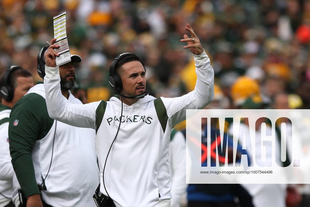GREEN BAY, WI - OCTOBER 24: Green Bay Packers head coach Matt LaFleur gets the fans to make noise during a game between the Green Bay Packers and the Washington Football Team at Lambeau Field on October 24, 2021 in Green Bay, WI. (Photo by Larry Radloff Icon Sportswire) NFL, American Football Herren, USA OCT 24 Washington Football Team at Packers Icon2110242737