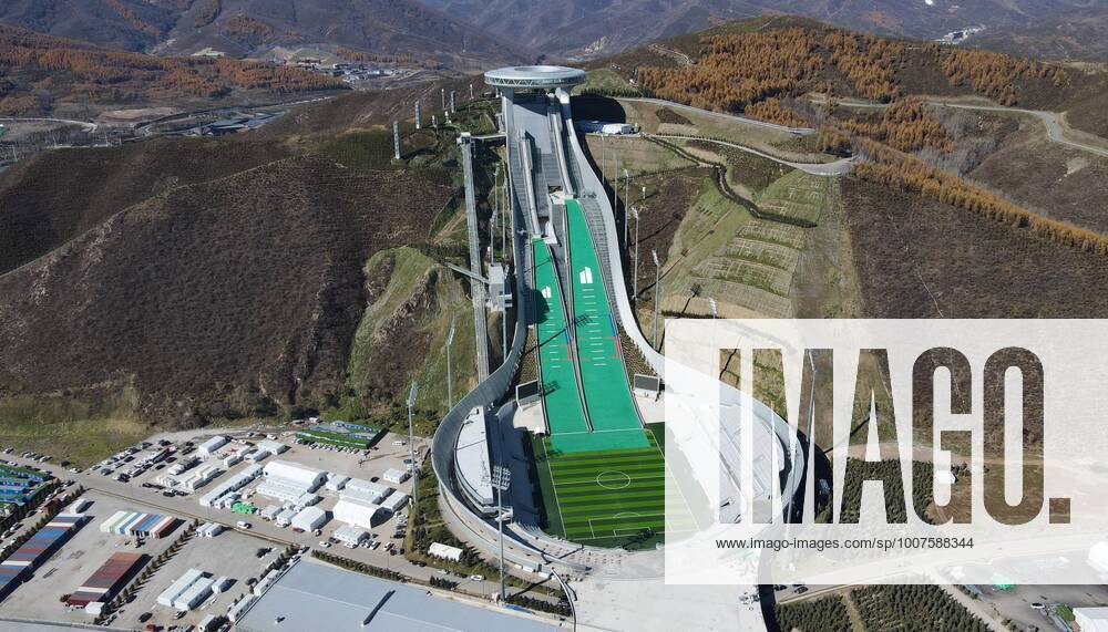 (211027) -- ZHANGJIAKOU, Oct. 27, 2021 -- Aerial photo taken on Oct. 20, 2021 shows the National Ski jumping, Skispringen, Ski, nordisch Center in Chongli district of Zhangjiakou City in north China s Hebei Province. With 100 days to go before the Beijing 2022 Winter Olympic Games, Olympische Spiele, Olympia, OS Chongli is ready to welcome the world. ) (SP)CHINA-HEBEI-ZHANGJIAKOU-CHONGLI-WINTER OLYMPIC VENUES (CN) JinxHaoyuan