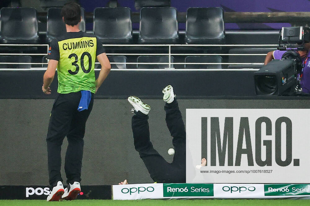 KW43 CRICKET T20 AUSTRALIA SRI LANKA, Pat Cummins (L) of Australia watches as team mate David Warner fails to stop a boundary during the ICC Men s T20 World Cup cricket match between Australia and Sri Lanka, at Dubai International Cricket Stadium, Dubai, Thursday, October 28, 2021. ( NO ARCHIVING, , NO USE IN BOOKS WITHOUT CONSENT DUBAI UNITED ARAB EMIRATES