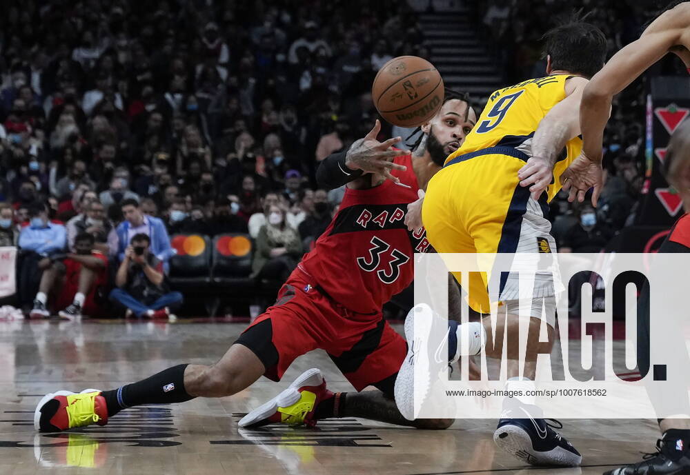Toronto Raptors guard Gary Trent Jr. (33) battles for the loose ball against Indiana Pacers guard T.J. McConnell (9) during second half NBA, Basketball Herren, USA basketball action in Toronto on Wednesday, October 27, 2021. Canada News - October 27, 2021 - ZUMAc35_ 20211027_zaf_c35_139