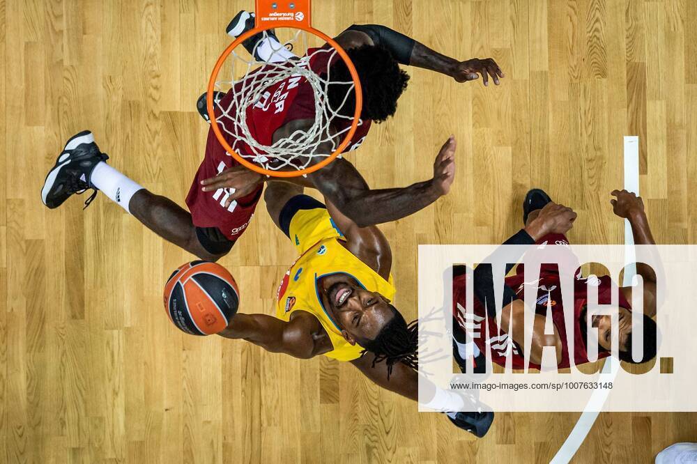 Basketball Berlin 28 10 2021 Season 2021 2022 EuroLeague Regular Season Alba Berlin FC Bayern Munich Jaleen Smith Alba Berlin, No 03 Othello Hunter Munich, No 08 Corey Walden Munich, No 02