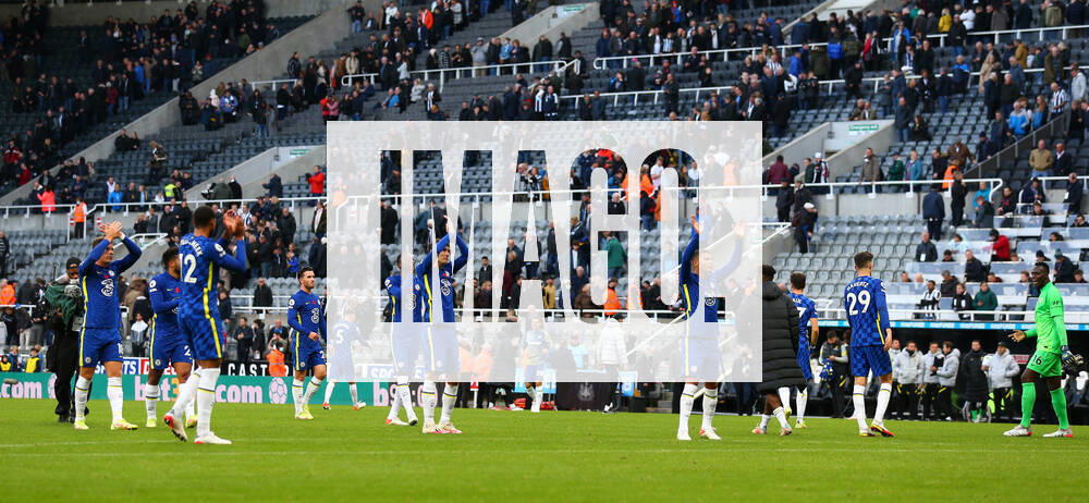 30th October 2021; St James Park, Newcastle upon Tyne, England; EPL Premier League football, Newcastle United versus Chelsea; Chelsea players applaud the fans after the final whistle ActionPlus12335592 VagelisxGeorgariou Content restricted for UK based newspaper