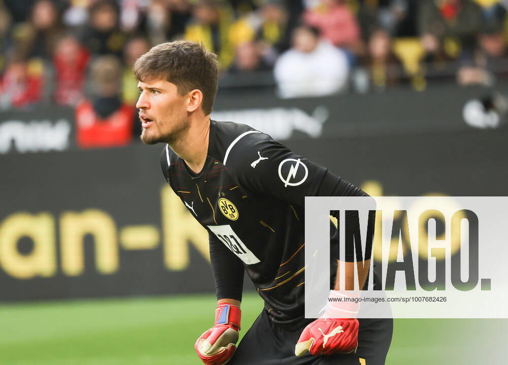 Gregor Kobel Borussia Dortmund 1 , Borussia Dortmund 1 FC Koeln, Football, 1 Bundesliga, 10 Matchday, 30 10 2021, DFL REGULATES PROHIBIT ANY USE OF PHOTOGRAPHS AS IMAGE SEQUENCES AND OR QUASI hVIDEO, Borussia Dortmund 1 FC Koeln, Football, 1 Bundesliga, 10 Matchday, 30 10 2021, Foto EIBNER Joerg Niebergall Dortmund