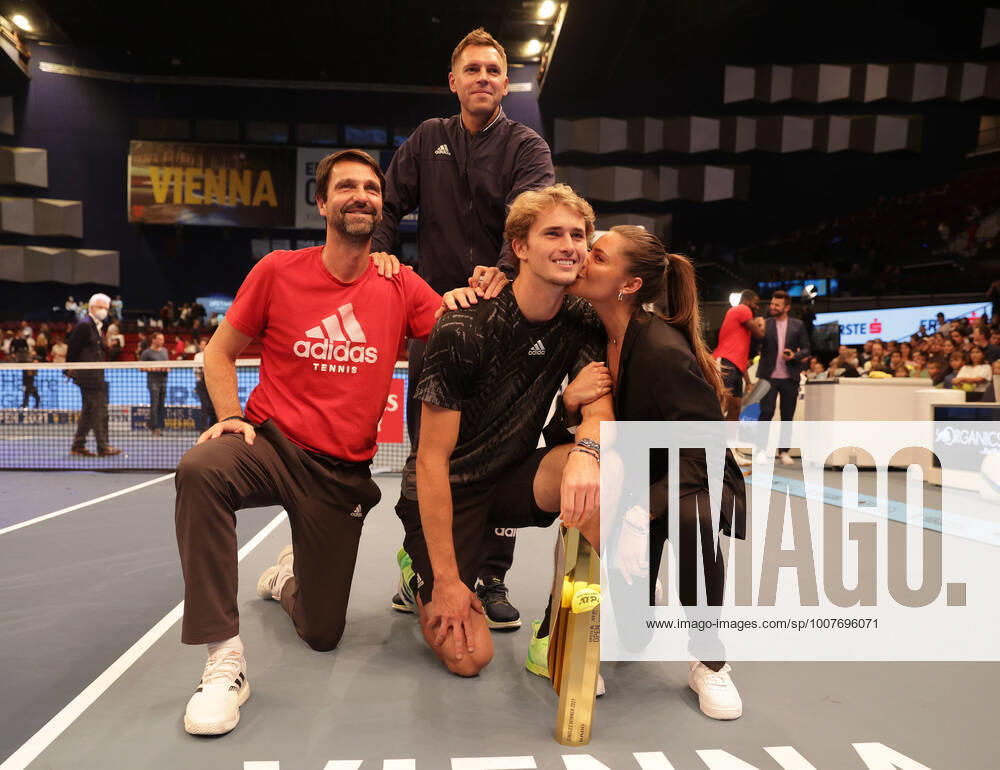 KW43 TENNIS - ATP, Tennis Herren Erste Bank Open VIENNA,AUSTRIA,31.OCT.21 - TENNIS - ATP World Tour, Erste Bank Open, final. Image shows coaches, Alexander Zverev (GER) and Sophia Thomalla. GEPAxpictures xWalterxLuger