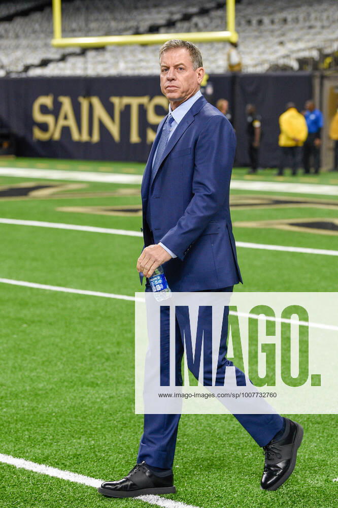 NEW ORLEANS, LA - OCTOBER 31: Troy Aikman walks the field before the football game between the Tampa Bay Buccaneers and New Orleans Saints at Caesar s Superdome on October 31, 2021 in New Orleans, LA. (Photo by Ken Murray Icon Sportswire) NFL, American Football Herren, USA OCT 31 Buccaneers at Saints Icon211031900