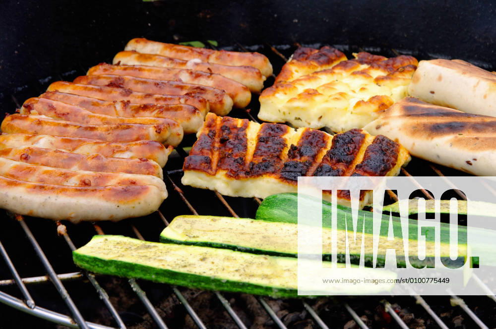 Broiling,zucchini,halloumi ir4-fvy