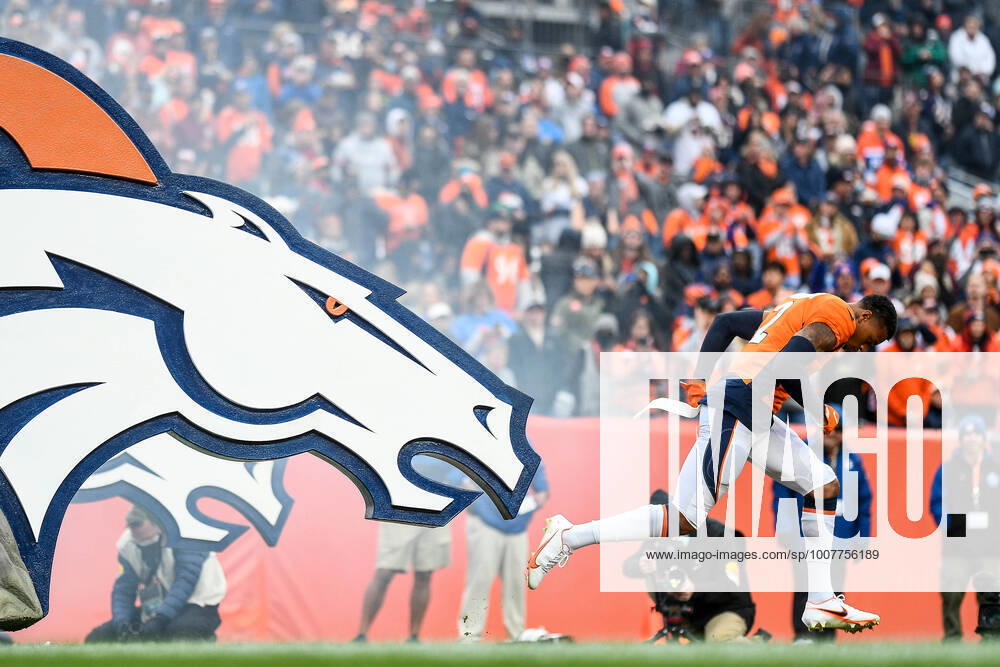 DENVER, CO - OCTOBER 31: Denver Broncos cornerback Pat Surtain II (2) runs onto the field before a game between the Denver Broncos and the Washington Football Team at Empower Field at Mile High on October 31, 2021 in Denver, Colorado. (Photo by Dustin Bradford Icon Sportswire) NFL, American Football Herren, USA OCT 31 Washington Football Team at Broncos Icon132211031118