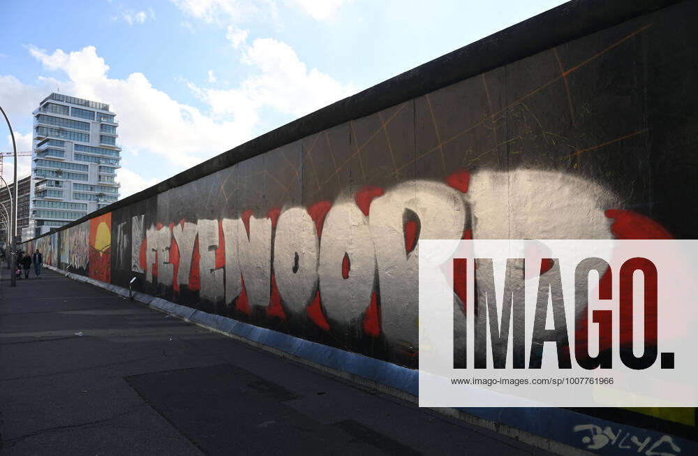 Football, Men, 2021 2022 season, UEFA Europa Conference League Group E, Matchday 4 , 1 FC Union Berlin Feyenoord Rotterdam, pictured suspected Rotterdam fans painted the East Side Gallery with the words Feyenoord, 03 11 2021 on the night of 3 11 2021,