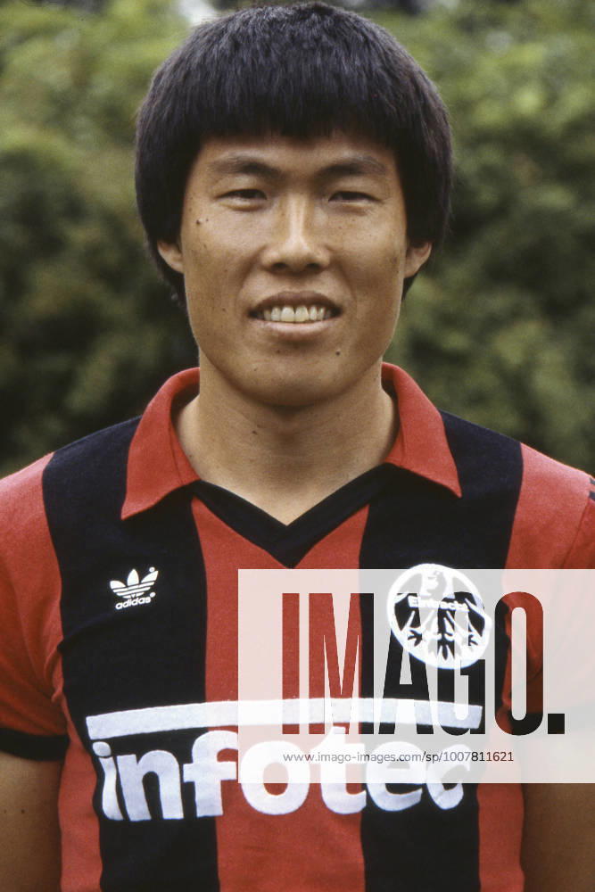 BUM KUN CHA, football player, portrait, portrait, cropped single picture, single motive, team photo Eintracht Frankfurt season 1981 82, football Bundesliga, team presentation, team presentation, Eintracht Frankfurt on 01 07 1981 in Gelsenkirchen Germany Â