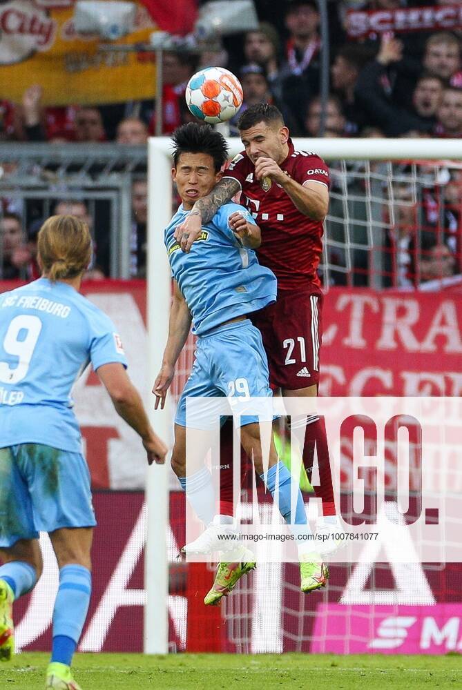 In duel, action, header duel with Woo yeong Jeong 29 SC Freiburg and Lucas Hernandez 21 FC Bayern Muenchen , FC Bayern Muenchen vs SC Freiburg, 1 Bundesliga, 11 Spieltag, 06 11 2021 DFB regulations prohibit any use of photographs as image sequences and or quasi video Muenchen Bayern Germany