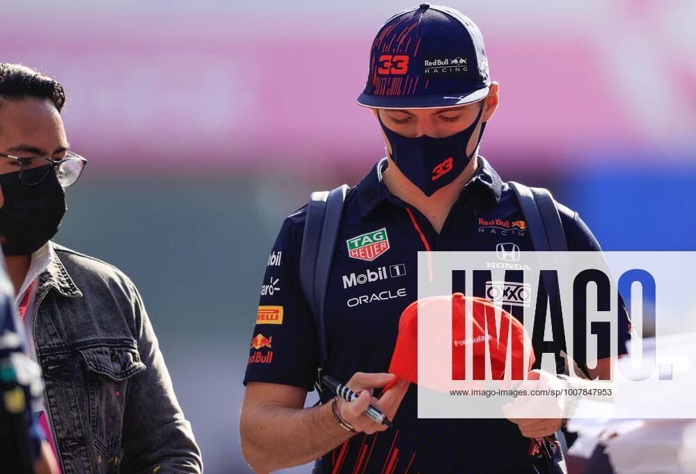 Red Bull s Dutch driver Max Verstappen gives an autograph upon arrival at the third practice for the Formula One Grand Prix of Mexico, that takes place at the Hermanos Rodriguez Autodrome, in Mexico City, Mexico, 06 November 2021. Formula One Grand Prix of Mexico !ACHTUNG: NUR REDAKTIONELLE NUTZUNG!