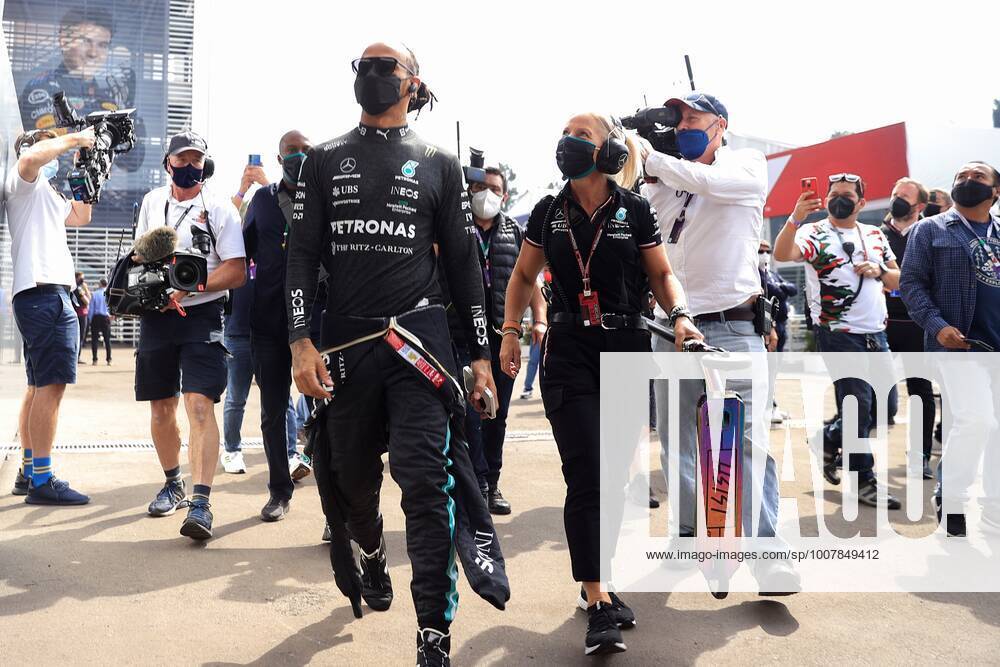 British driver Lewis Hamilton of Mercedes greets fans before the start of the third practice for the Formula One Grand Prix of Mexico, that takes place at the Hermanos Rodriguez Autodrome, in Mexico City, Mexico, 06 November 2021. Formula One Grand Prix of Mexico !ACHTUNG: NUR REDAKTIONELLE NUTZUNG!