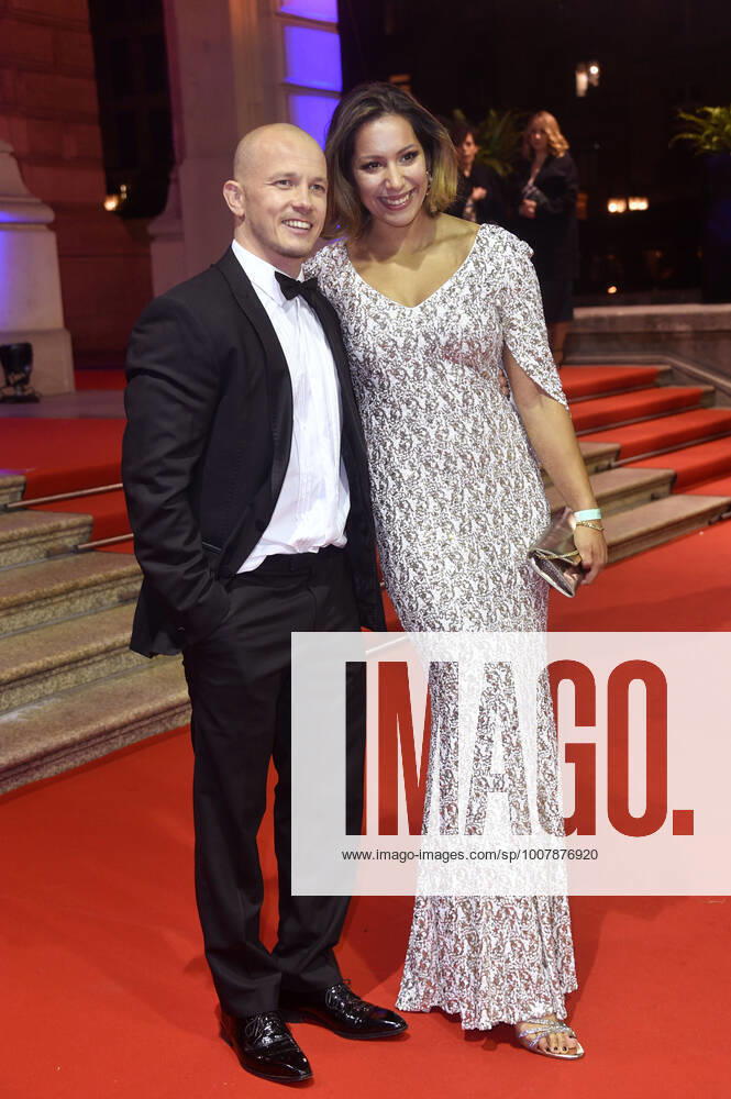 Fabian Hambüchen with girlfriend Viktoria Feldbusch at the 39 German Sports Press Ball 2021 at the Alte Oper Frankfurt, 06 11 2021 Foto:xN.xKubelkax xFuturexImage