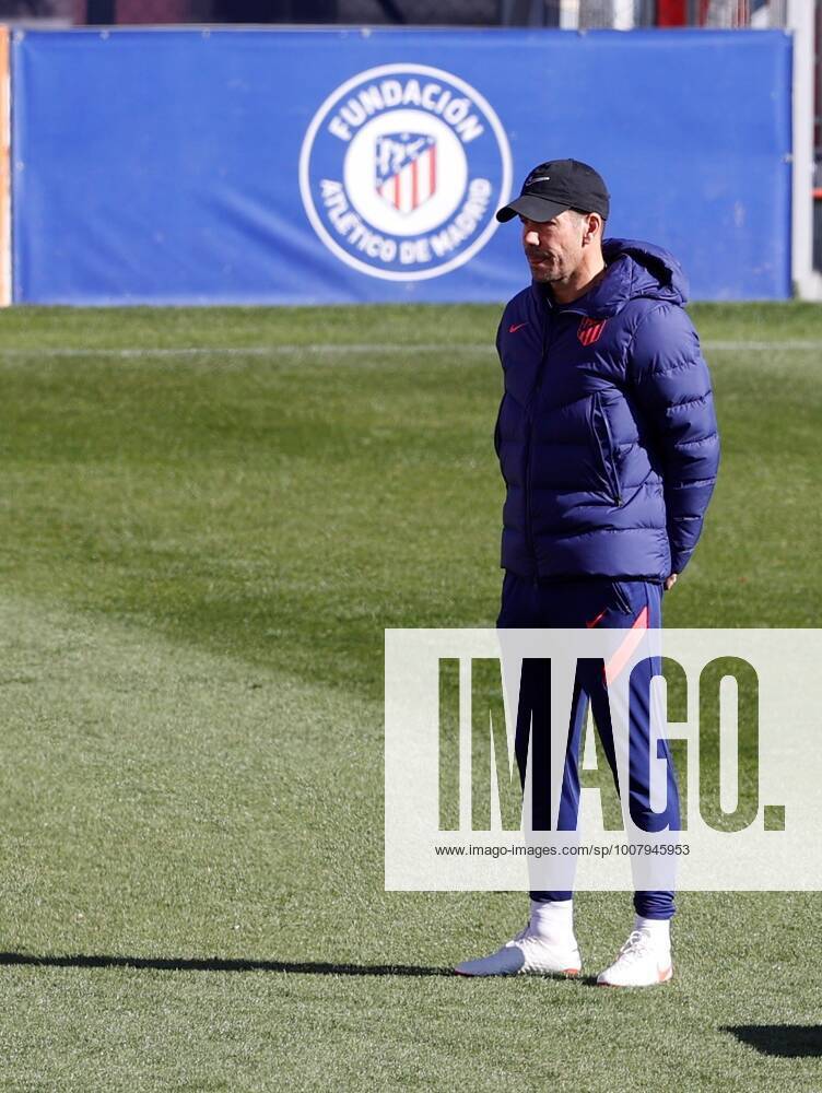 Atletico Madrid s Argentinian head coach, Diego Pablo Simeone, leads a team s training session at Wanda complex, in Majadahonda, Madrid, Spain, 10 November 2021. The team prepares its upcoming LaLiga game against Osasuna at Madrid s Wanda Metropolitano Stadium on next 20 November. Atletico Madrid s training session !ACHTUNG: NUR REDAKTIONELLE NUTZUNG!
