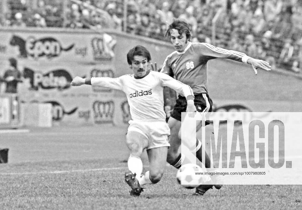 From 1 BL season 1975 76 Hannover 96 dark jerseys Bayern Munich 2 2 on 17 03 1976 in the Niedersachsenstadion In the photo Bayern player Jupp Kapellmann against Rolf Kaemmer