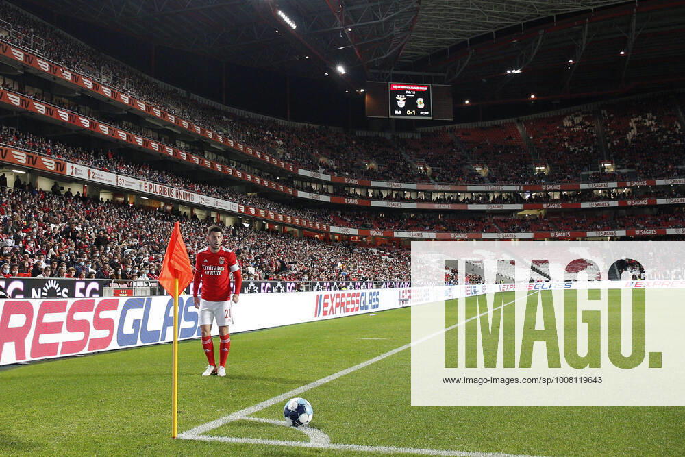SL Benfica V Pacos Ferreira FC - Taca De Portugal SL Benficas midfielder Pizzi prepares a corner kick during the match for Taca de Portugal between SL Benfica and Pacos de Ferreira, at Estadio da Luz, Lisboa, Portugal, 19, November, 2021 Lisbon Portugal