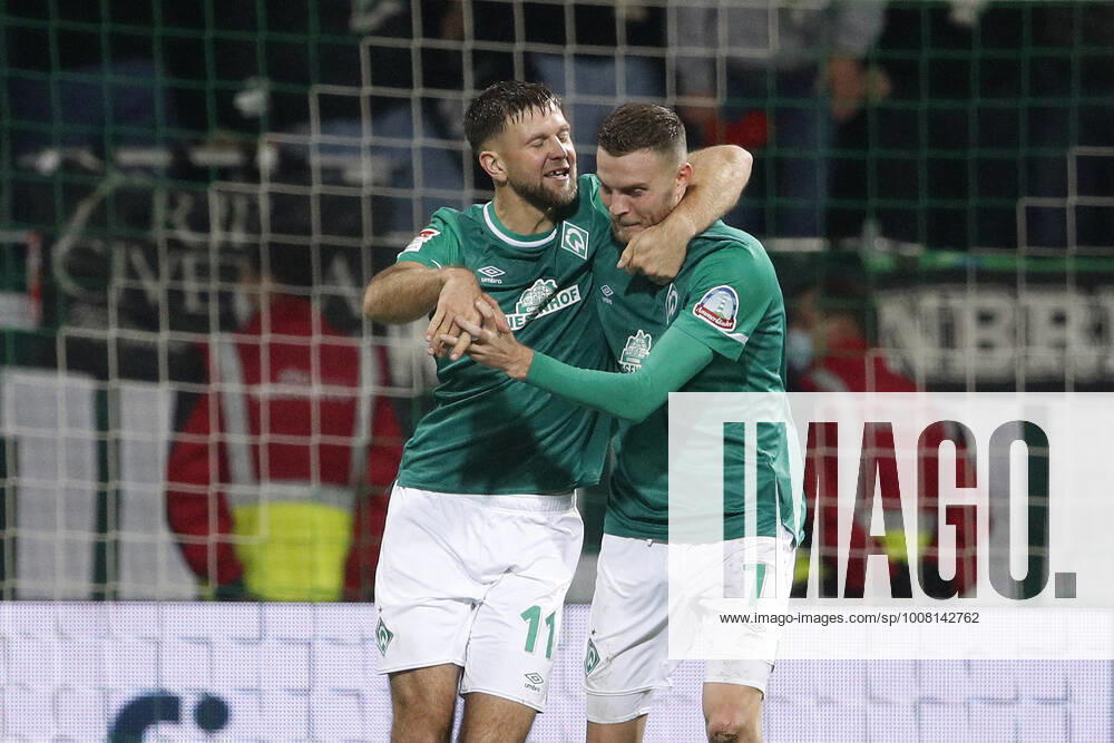 wohninvest WESERSTADION, Bremen, Ligaspiel, 2 Bundesliga, SV Werder Bremen vs FC Schalke 04, in picture goal scorer Niclas Fuellkrug 11, Bremen and Marvin Duksch 7, Bremen cheer after the goal to 1 1 for Bremen DFL regulations prohibit any use of photographs as image sequences and or quasi video SV Werder Bremen vs FC Schalke 04