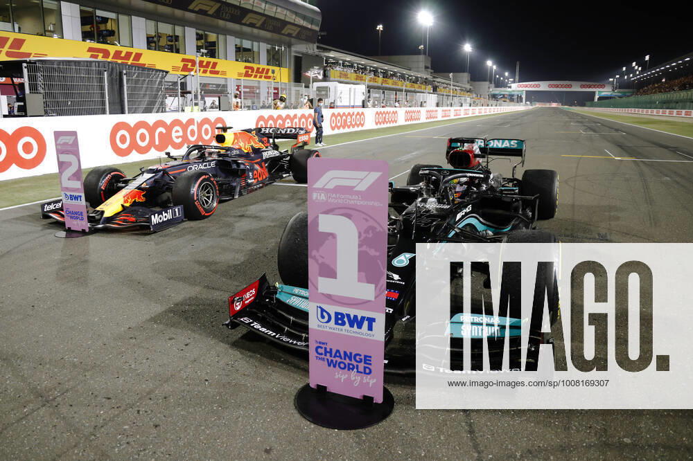 F1 Grand Prix of Qatar 33 Max Verstappen (NED, Red Bull Racing), 44 Lewis Hamilton (GBR, Mercedes-AMG Petronas F1 Team), F1 Grand Prix of Qatar at Losail International Circuit on November 21, 2021 in Doha, Qatar. (Photo by Steven Tee LAT Motorsport Images FIA Pool via HOCH ZWEI) Doha Qatar Poolfoto HOCH ZWEI Pool Motorsport Images ,