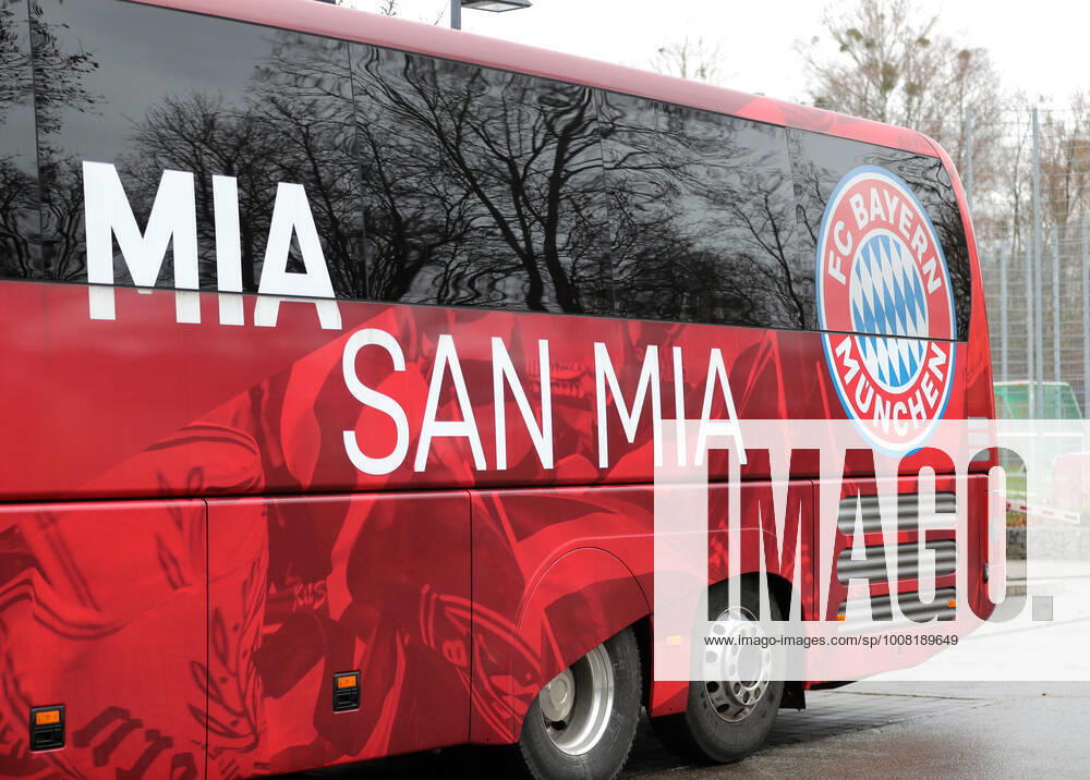 Munich, Germany 22 November 2021 football, men, 1 league, 2021 2022 season, FC Bayern Munich, Säbener Strasse, training ground, final training, Champions League FC Bayerns team bus is ready to leave, Mia san mia