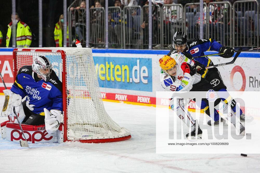 Ice Hockey Penny DEL 24 Matchday Kölner Haie Pinguins Bremerhaven on 23 11 2021 in the Lanxess Arena in Cologne Tomas Pöpperle Cologne , left Colin Ugbekile Cologne , middle Tim Lutz Bremerhaven , right According to the specifications of the DEL German Ice Hockey League, the publication and further use of the recordings in electronic media and end devices of any kind during the ongoing game is not allowed