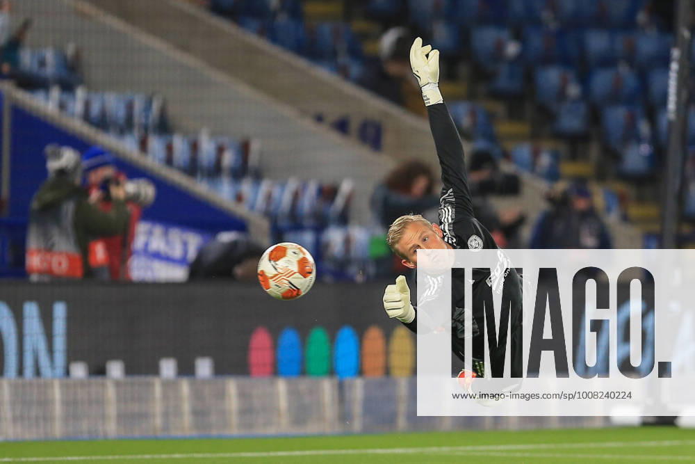 Leicester City v Legia Warsaw Europa League 25 11 2021. Kasper Schmeichel (1) of Leicester City in the warm up session during the Europa League match between Leicester City and Legia Warsaw at the King Power Stadium, Leicester, England on 25 November 2021. Editorial use only ,