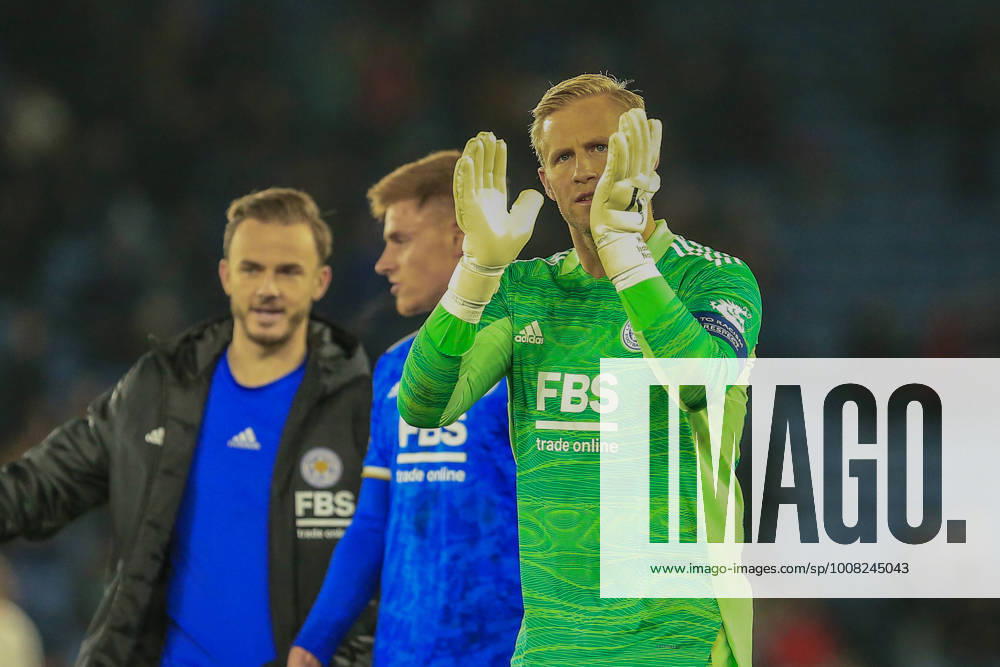 Leicester City v Legia Warsaw Europa League 25 11 2021. Kasper Schmeichel (1) of Leicester City applauds the supporters during the Europa League match between Leicester City and Legia Warsaw at the King Power Stadium, Leicester, England on 25 November 2021. Editorial use only ,