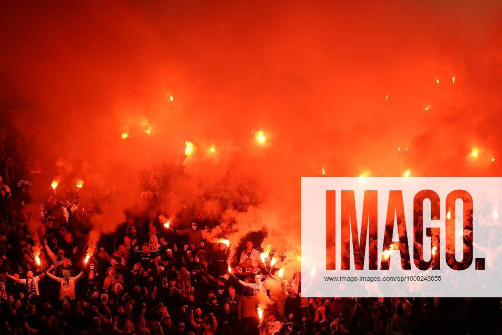 Fans of Legia Warsaw set off red flares Leicester City v Legia Warsaw, UEFA Europa League football match, Group C, King Power Stadium, Leicester, UK - 25 November 2021 Photo: Michael Zemanek Newspix.pl --- Newspix.pl MZ2_5675