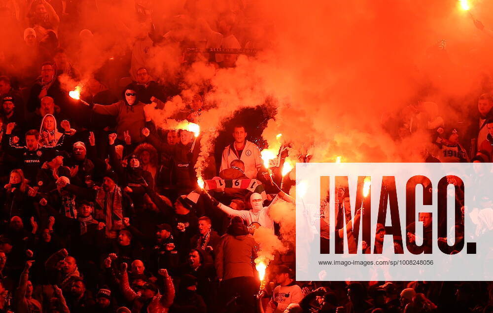 Fans of Legia Warsaw set off red flares Leicester City v Legia Warsaw, UEFA Europa League football match, Group C, King Power Stadium, Leicester, UK - 25 November 2021 Photo: Michael Zemanek Newspix.pl --- Newspix.pl MZ2_5675A